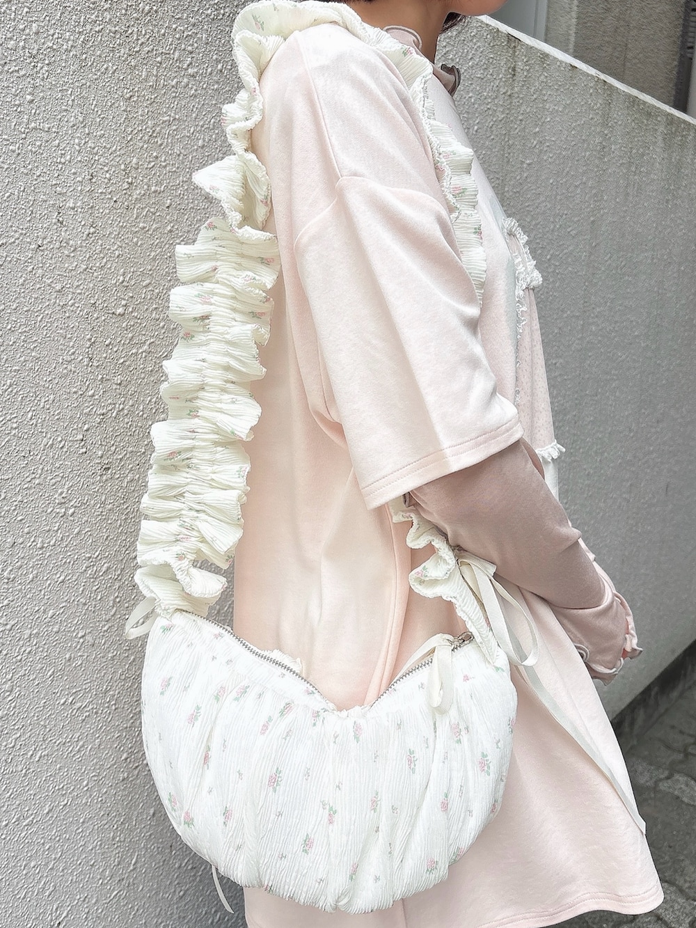 ピンク系のTシャツ/カットソー、ベージュ系のTシャツ/カットソー、グリーン系のスカートを着用したレディースの夏コーディネートの5枚目の写真