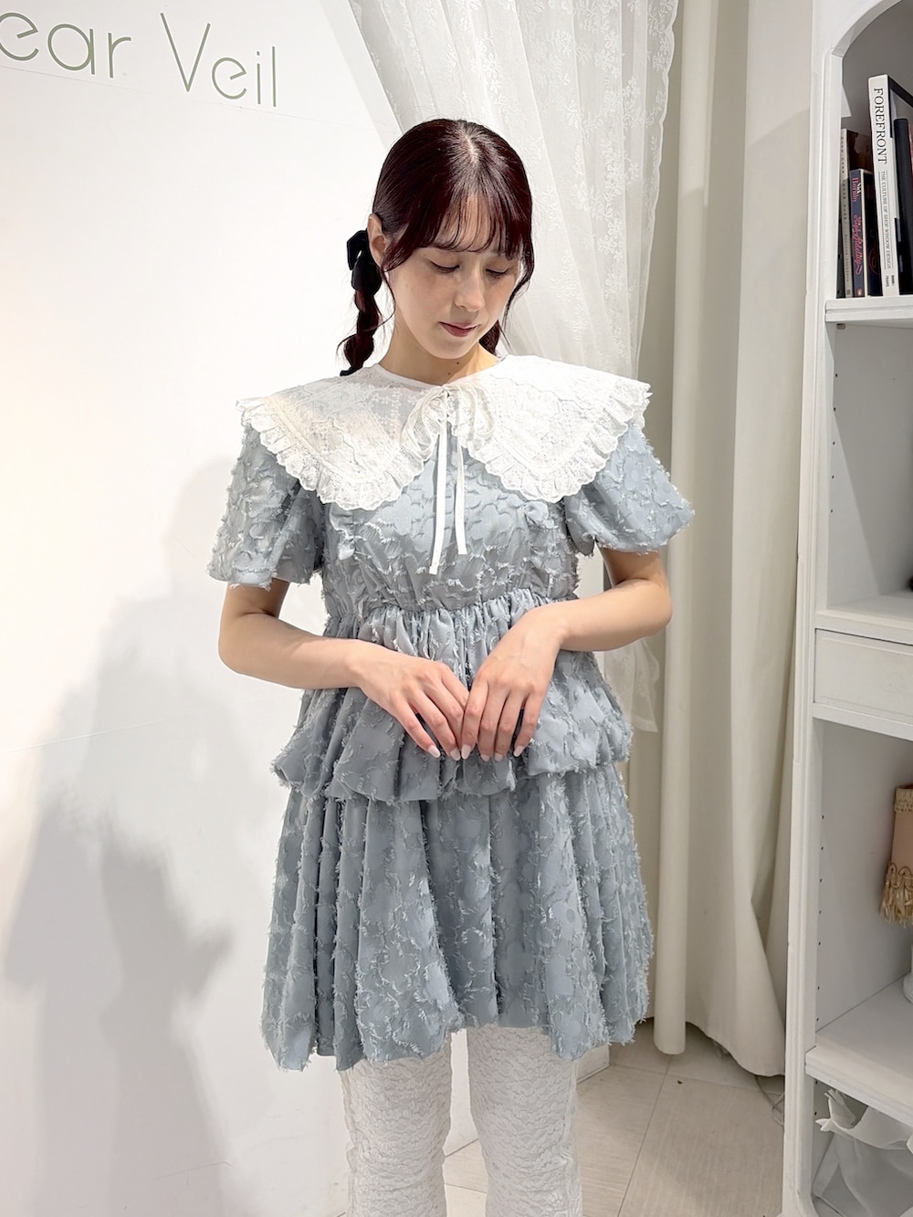 ブルー系のワンピース、ホワイト系のその他パンツ、ホワイト系のスニーカーを着用したレディースの夏コーディネートの3枚目の写真