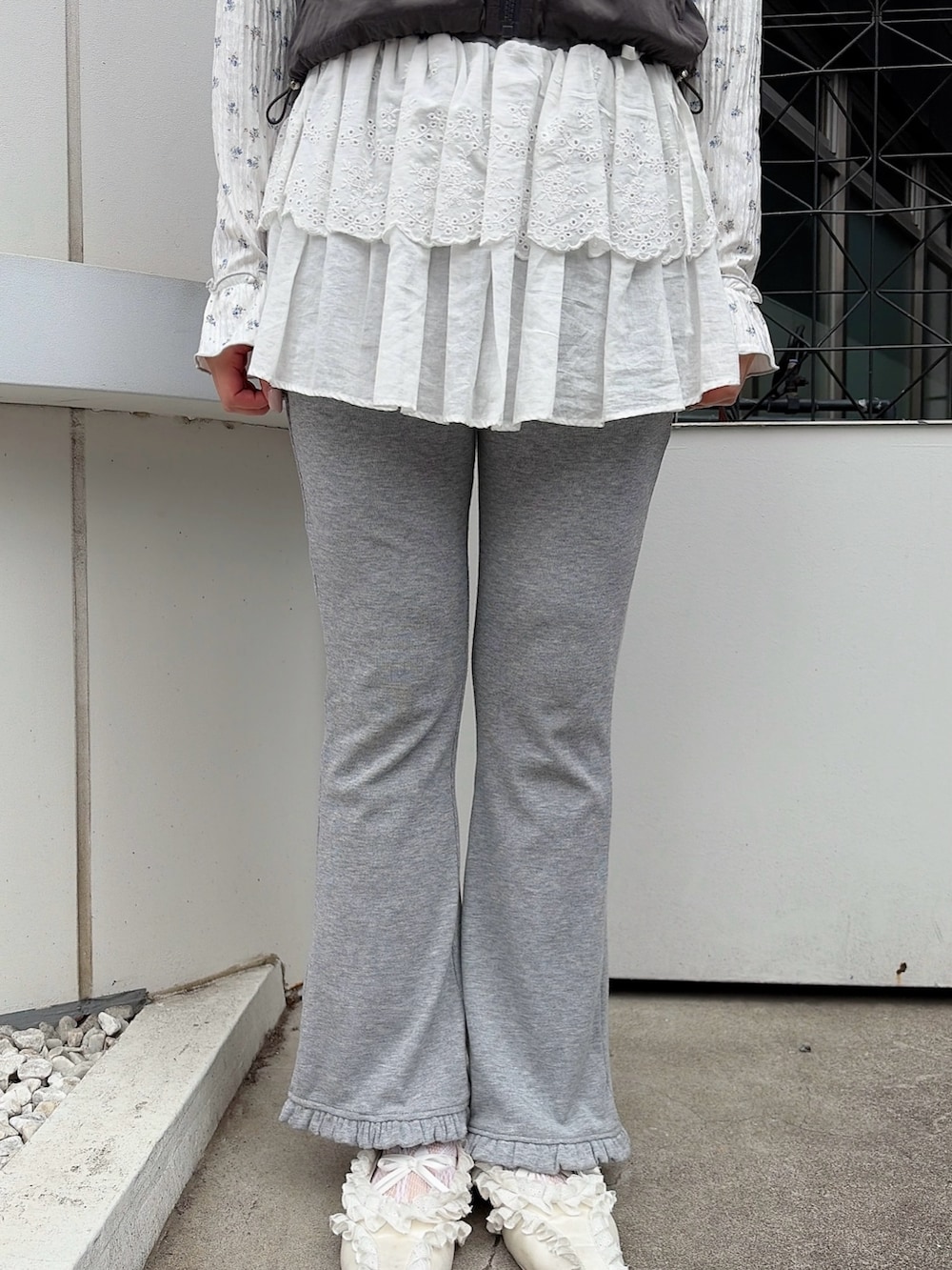 ブルー系のTシャツ/カットソー、グレー系のベスト、ホワイト系のボストンバッグを着用したレディースの春コーディネートの6枚目の写真