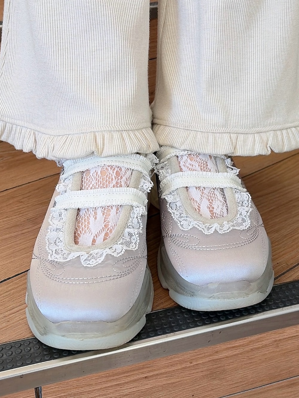 ホワイト系のTシャツ/カットソー、ホワイト系のショルダーバッグ、ホワイト系のスウェットパンツを着用したレディースの春コーディネートの8枚目の写真