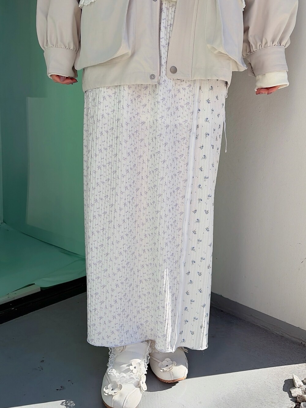 ホワイト系のブルゾン、ホワイト系のスウェット、パープル系のスカートを着用したレディースの冬コーディネートの6枚目の写真