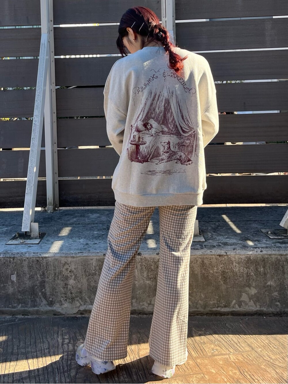 ベージュ系のトレンチコート、ベージュ系のその他パンツ、ホワイト系のスニーカーを着用したレディースの冬コーディネートの3枚目の写真