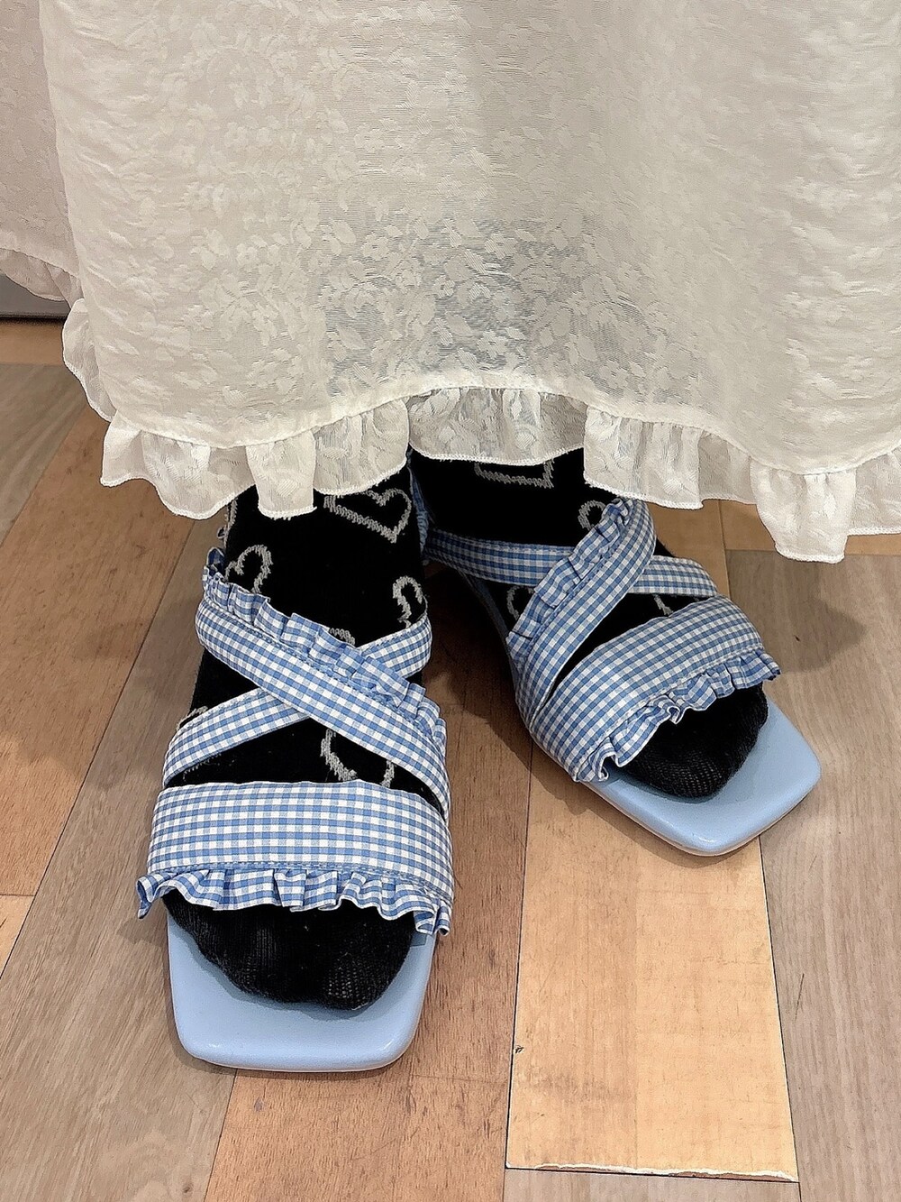 ホワイト系のワンピース、ブルー系のサンダル、ホワイト系の付け襟を着用したレディースの夏コーディネートの7枚目の写真