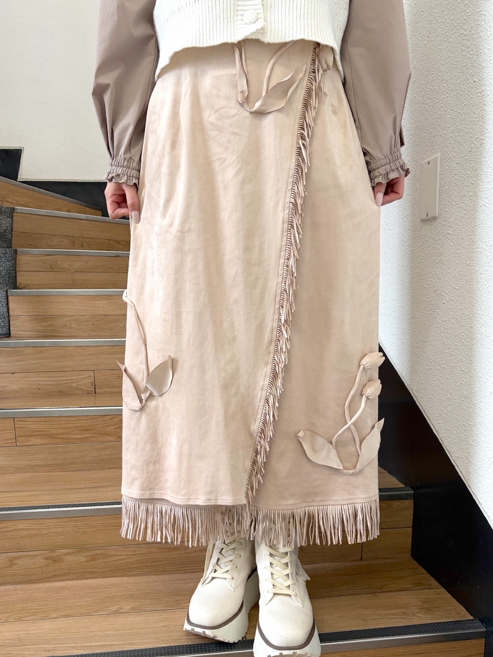 ベージュ系のシャツ/ブラウス、ホワイト系のベスト、ブルー系のハンドバッグを着用したレディースの夏コーディネートの7枚目の写真