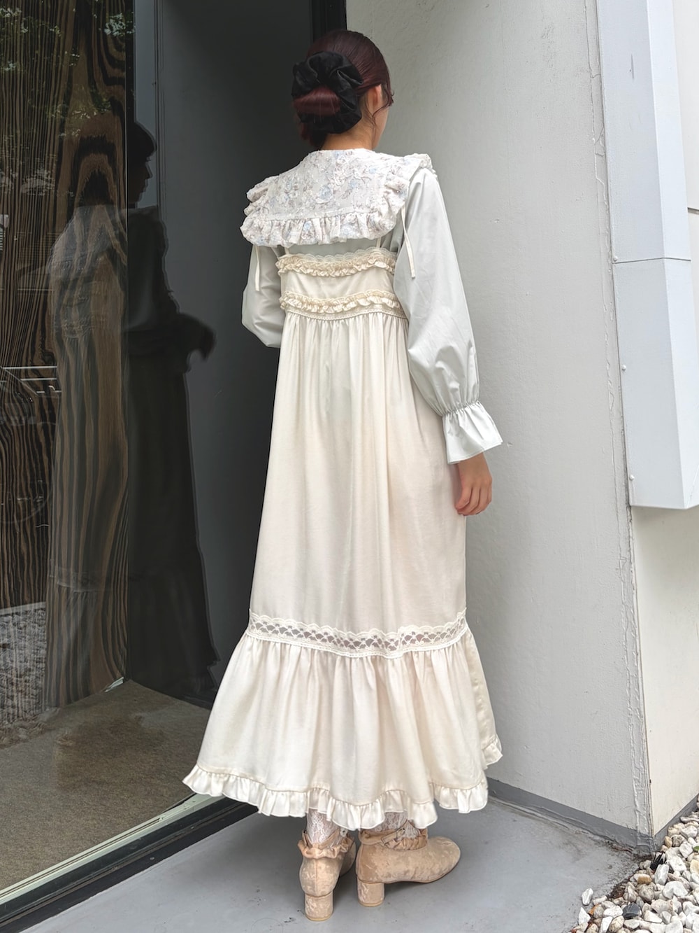 グリーン系のシャツ/ブラウス、ホワイト系のワンピース、ベージュ系のパンプスを着用したレディースの夏コーディネートの2枚目の写真