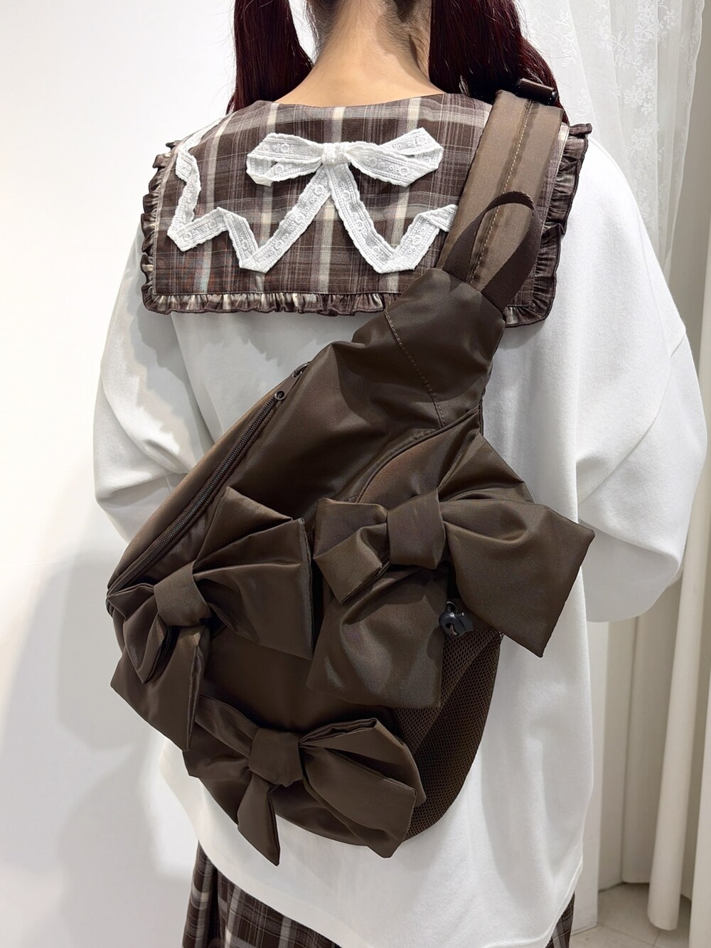 ホワイト系のTシャツ/カットソー、ブラウン系のワンピース、ブラック系のスニーカーを着用したレディースの夏コーディネートの5枚目の写真
