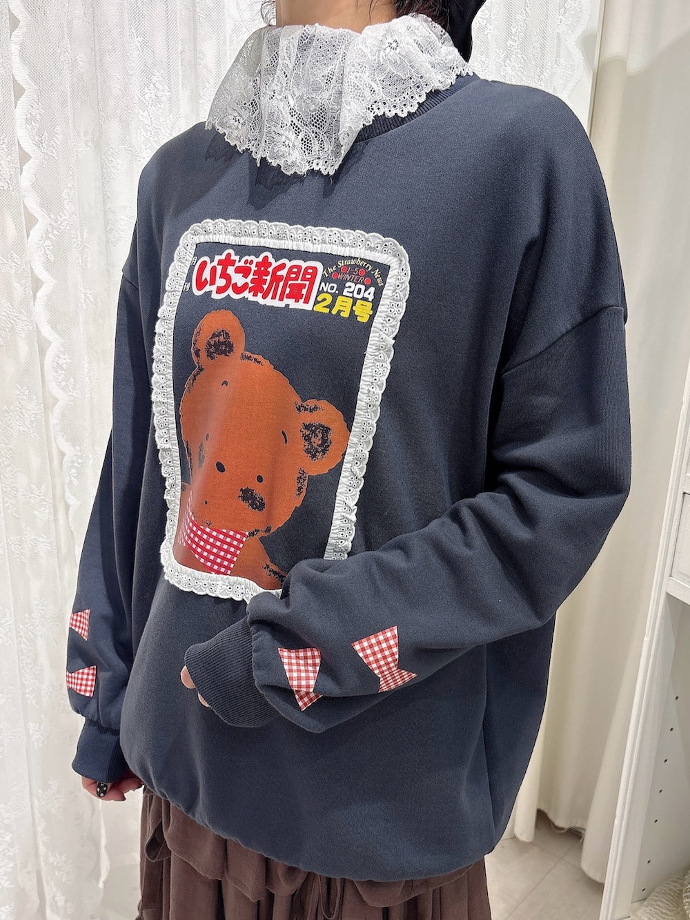 グレー系のスウェット、ブラウン系のトートバッグ、ブラウン系のスカートを着用したレディースの秋コーディネートの6枚目の写真