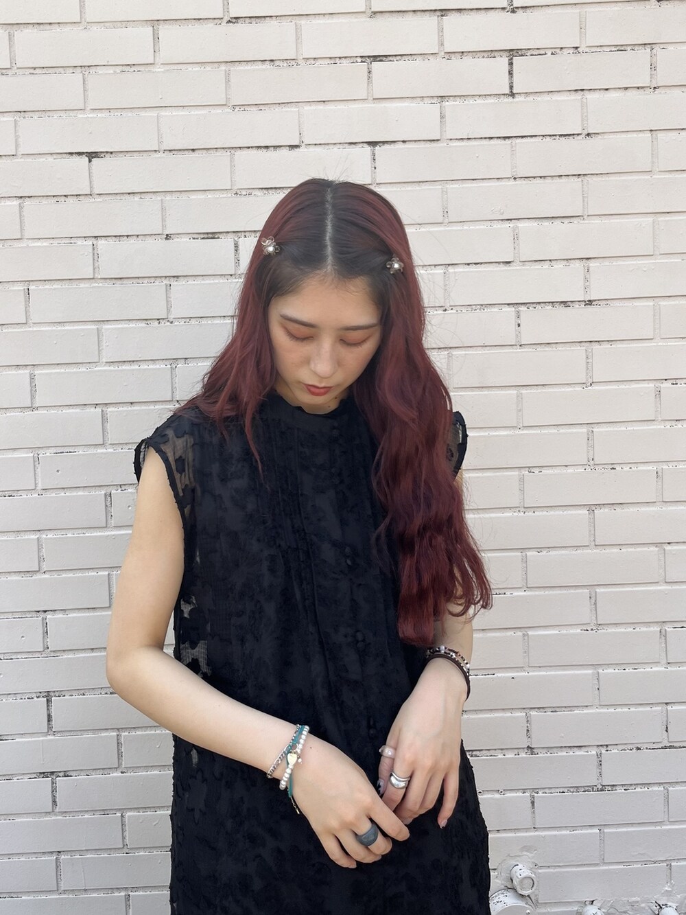 ブラック系のTシャツ/カットソー、レッド系のサンダル、ブラック系のスカートを着用したレディースの夏コーディネートの2枚目の写真
