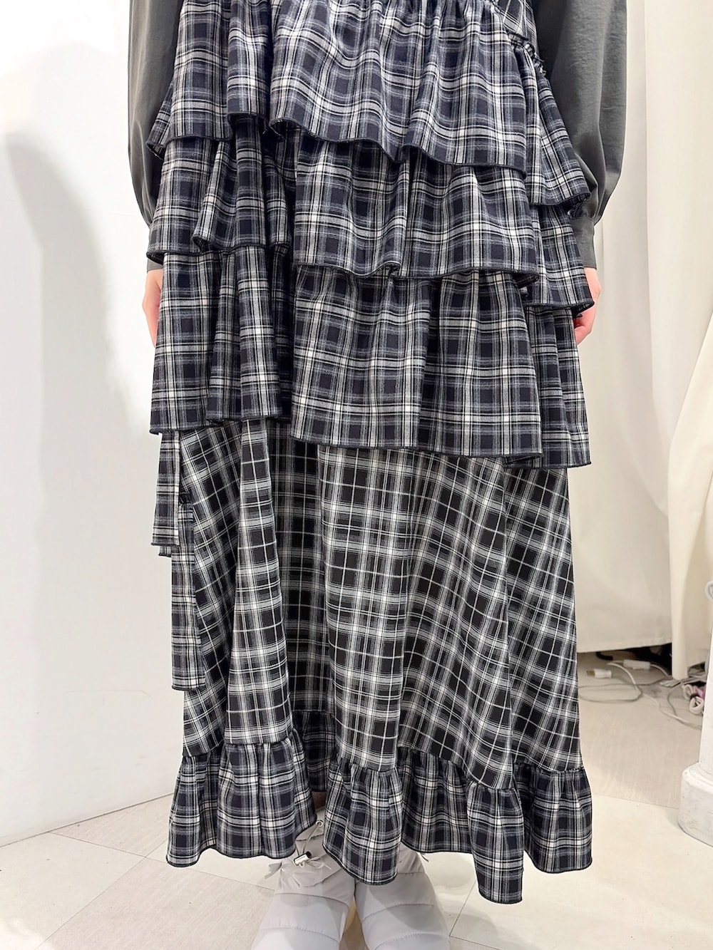 グレー系のシャツ/ブラウス、ブラック系のワンピース、ホワイト系のショルダーバッグを着用したレディースの夏コーディネートの7枚目の写真