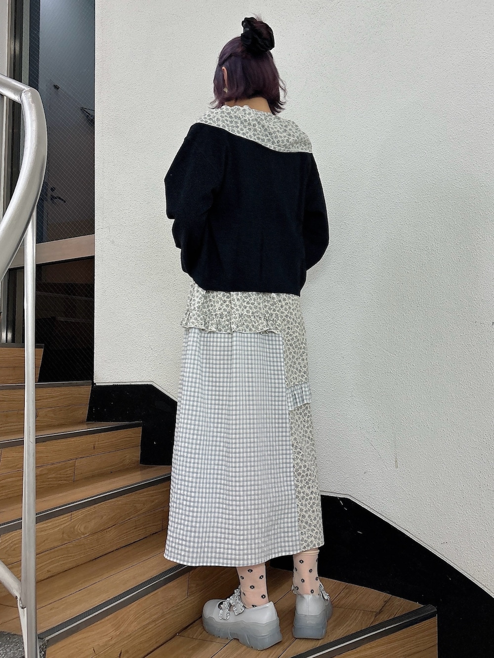 ブラック系のカーディガン/ボレロ、ブルー系のワンピース、ブルー系のスニーカーを着用したレディースの春コーディネートの2枚目の写真