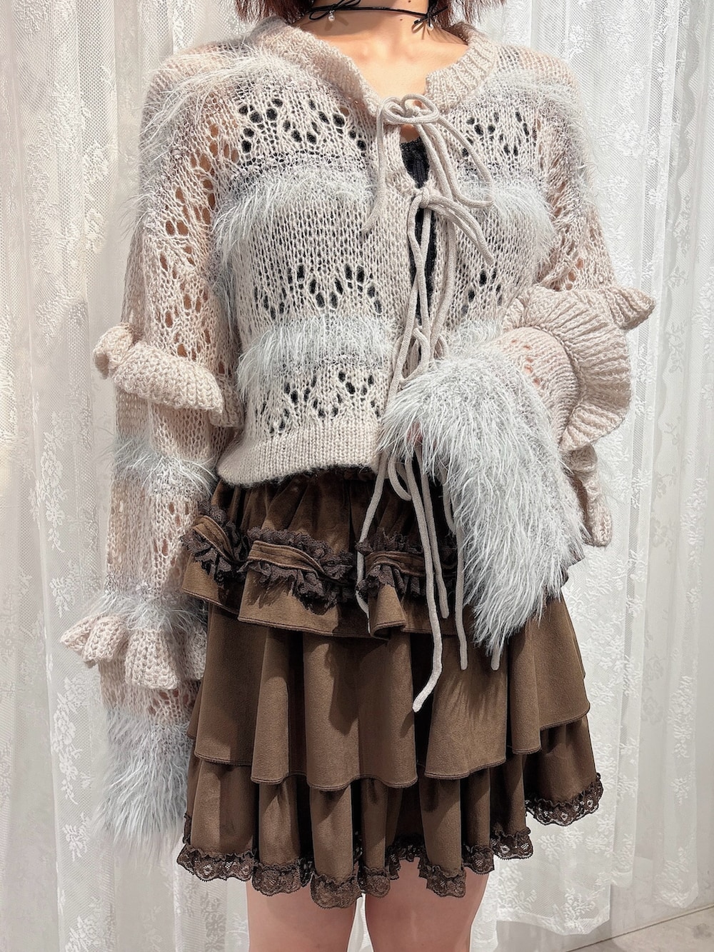 ブラウン系のスカート、ブラウン系のブーツ、グレー系のカーディガン/ボレロを着用したレディースの夏コーディネートの5枚目の写真