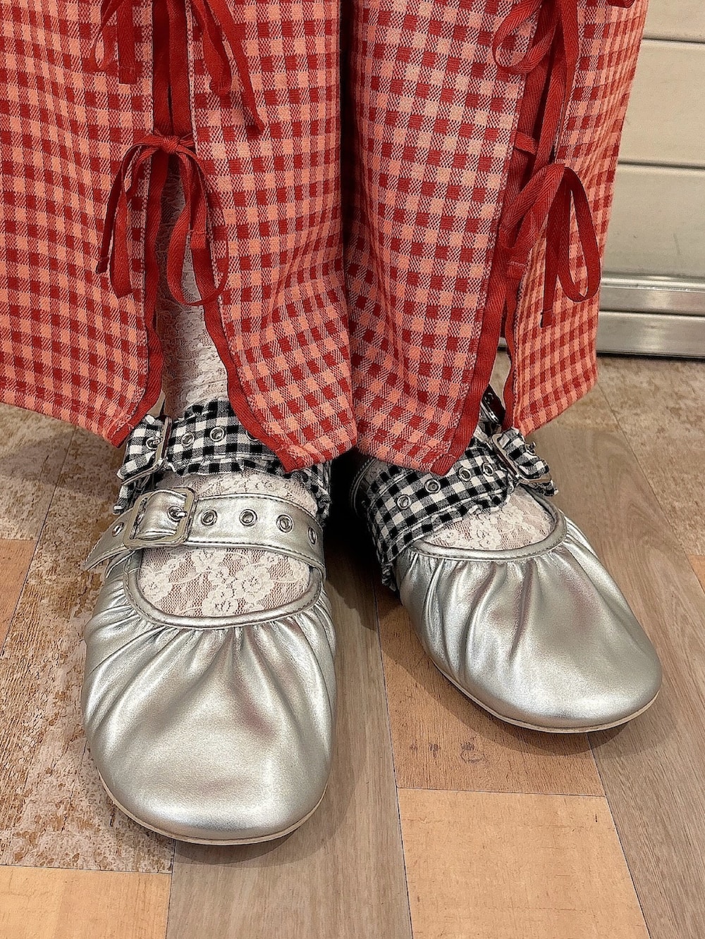 ホワイト系のTシャツ/カットソー、ゴールド系のショルダーバッグ、レッド系のスラックスを着用したレディースの夏コーディネートの7枚目の写真