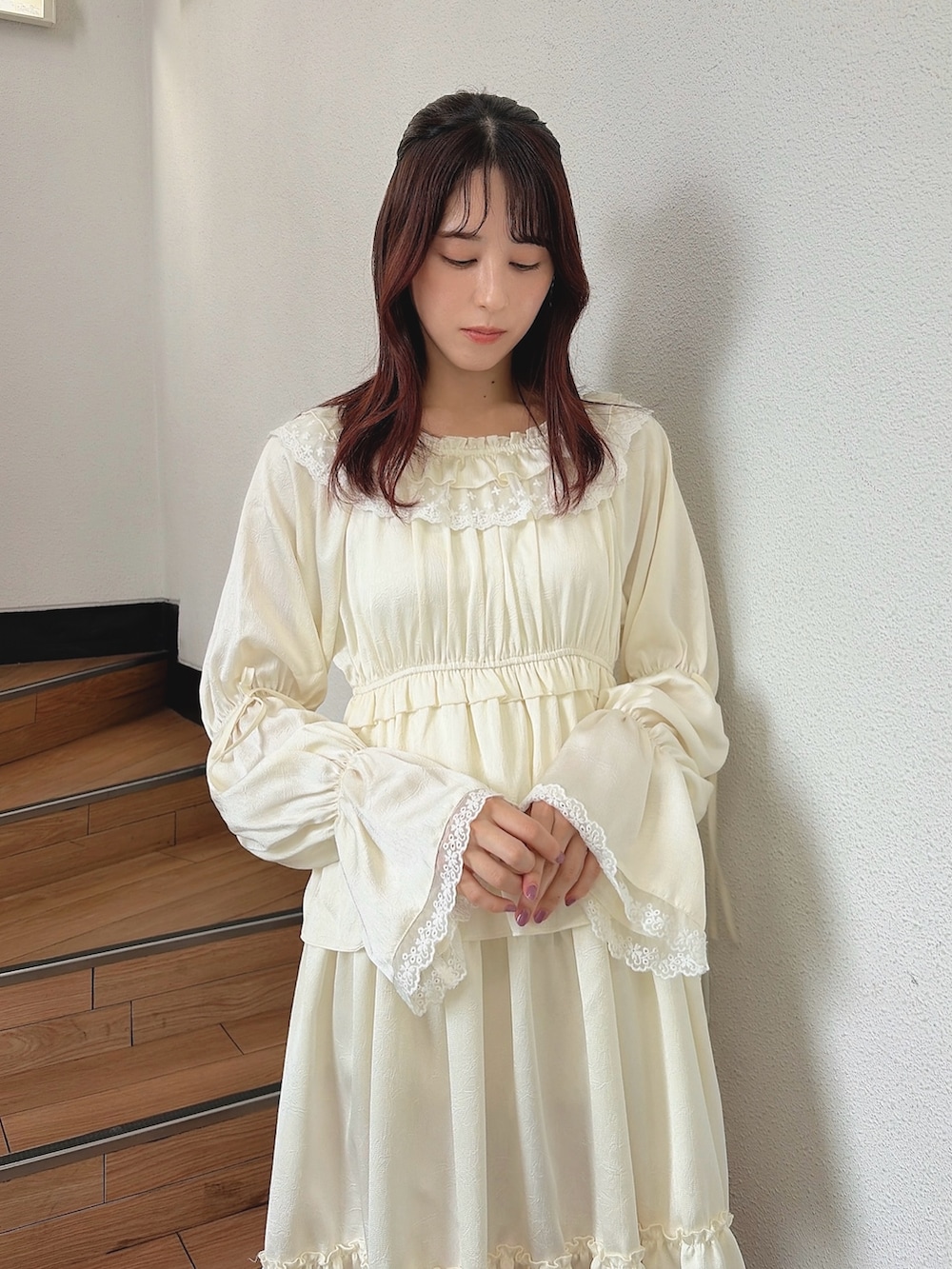 ホワイト系のワンピース、ホワイト系のブーツを着用したレディースの夏コーディネートの3枚目の写真