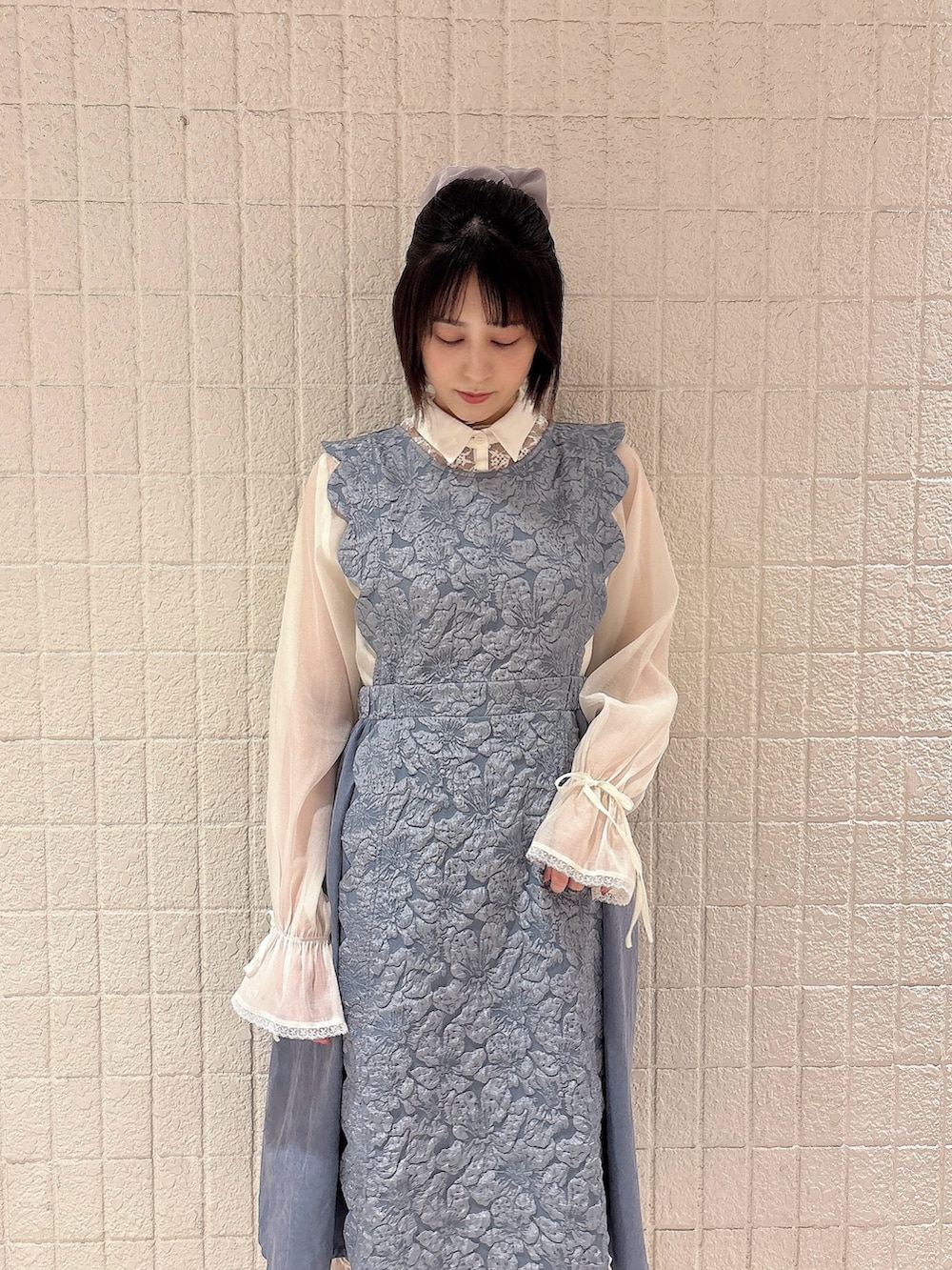 ブルー系のワンピース、ホワイト系のシャツ/ブラウス、ブラック系のスニーカーを着用したレディースの春コーディネートの3枚目の写真