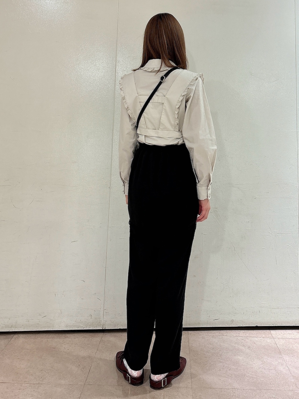 グレー系のシャツ/ブラウス、ブラック系のショルダーバッグ、ブラック系のスラックスを着用したレディースの秋コーディネートの2枚目の写真