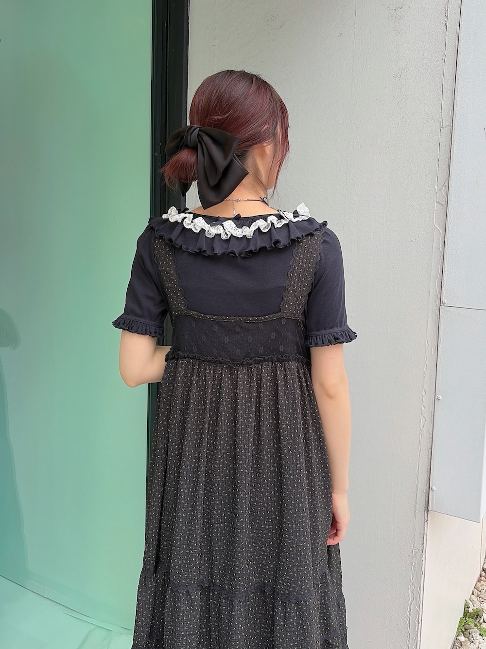 ブルー系のTシャツ/カットソー、ブラック系のワンピース、ブラック系のその他パンツを着用したレディースの春コーディネートの4枚目の写真