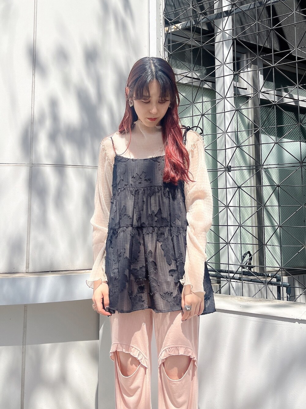 ピンク系のその他パンツ、ベージュ系のTシャツ/カットソー、ピンク系のサンダルを着用したレディースの春コーディネートの2枚目の写真