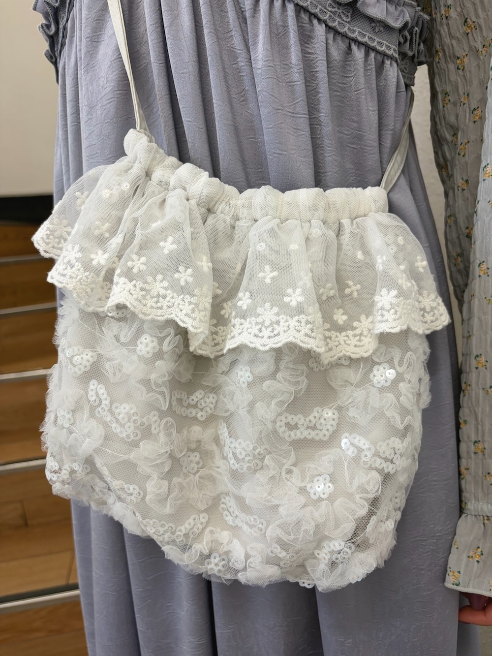 ブルー系のシャツ/ブラウス、ブルー系のワンピース、ホワイト系のハンドバッグを着用したレディースの夏コーディネートの3枚目の写真