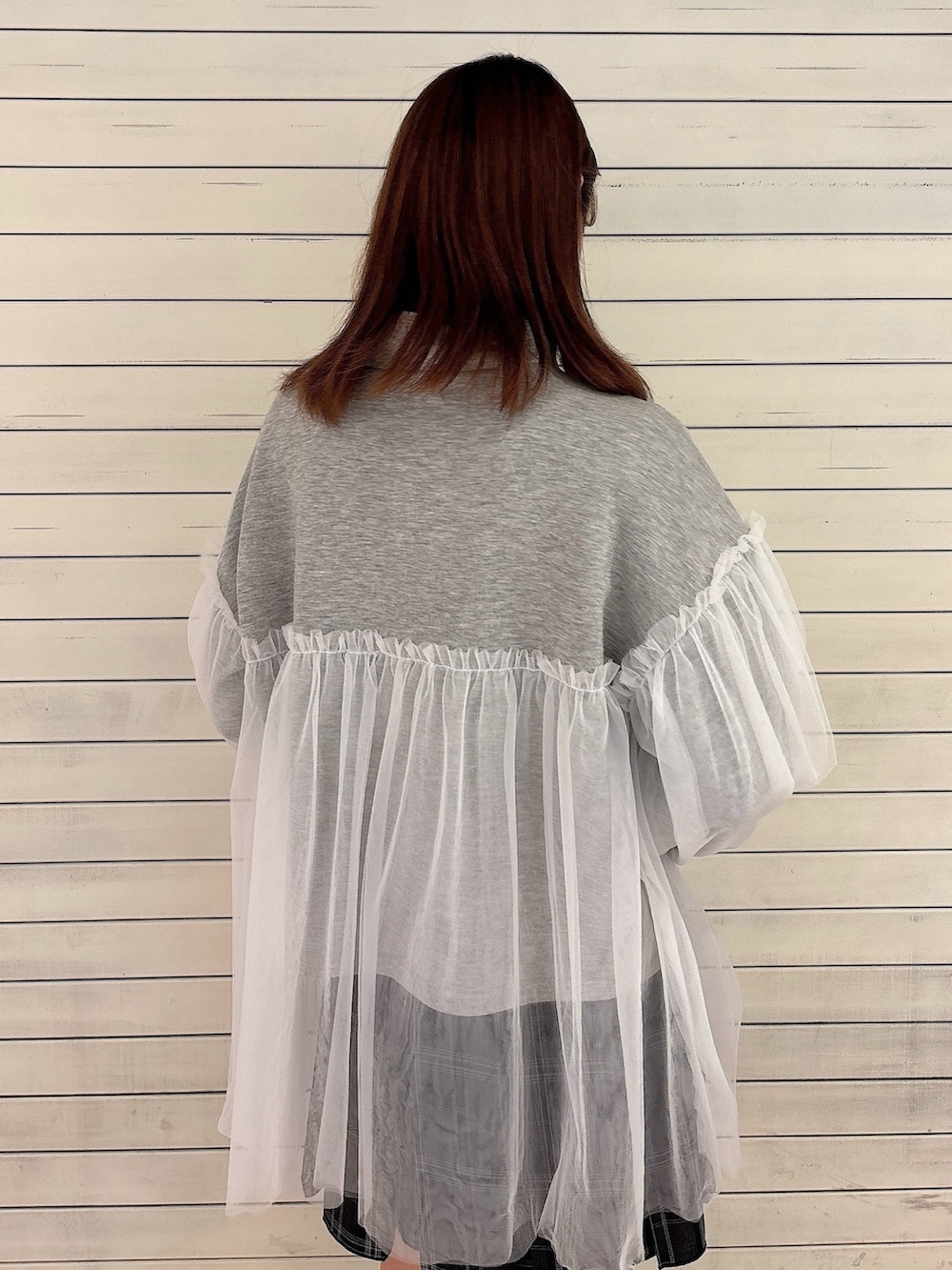 グレー系のスウェット、ブラック系のスカート、ブラック系のローファーを着用したレディースの秋コーディネートの4枚目の写真