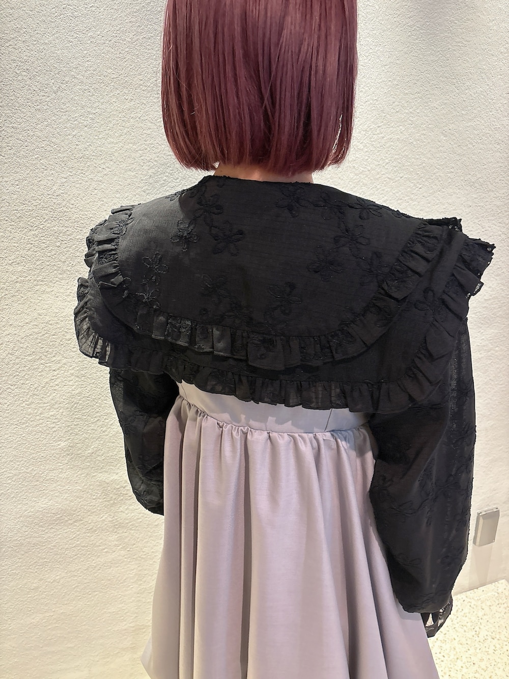 グレー系のワンピース、ブラック系のショルダーバッグ、ブラック系のシャツ/ブラウスを着用したレディースの春コーディネートの6枚目の写真