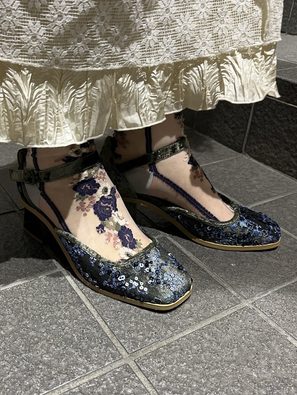 ホワイト系のワンピース、ベージュ系のパンプス、ブラック系のTシャツ/カットソーを着用したレディースの春コーディネートの3枚目の写真