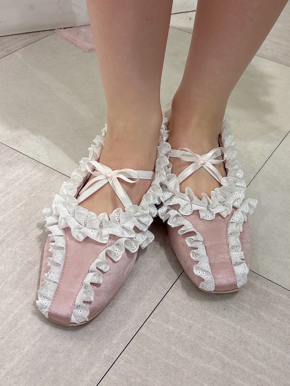 ベージュ系のTシャツ/カットソー、ピンク系のワンピース、ホワイト系のその他パンツを着用したレディースの秋コーディネートの7枚目の写真