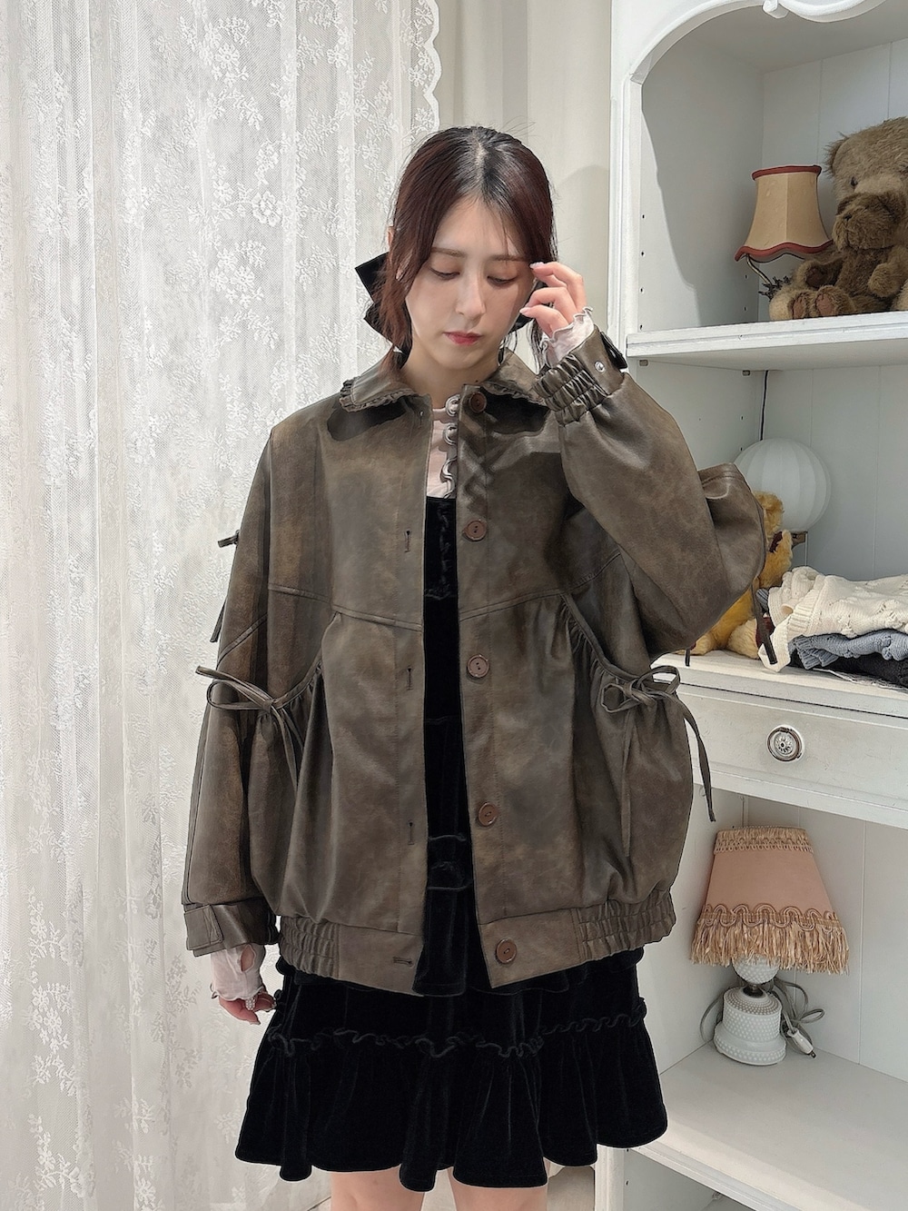 ブラック系のワンピース、ブラウン系のブルゾン、ベージュ系のTシャツ/カットソーを着用したレディースの秋コーディネートの3枚目の写真