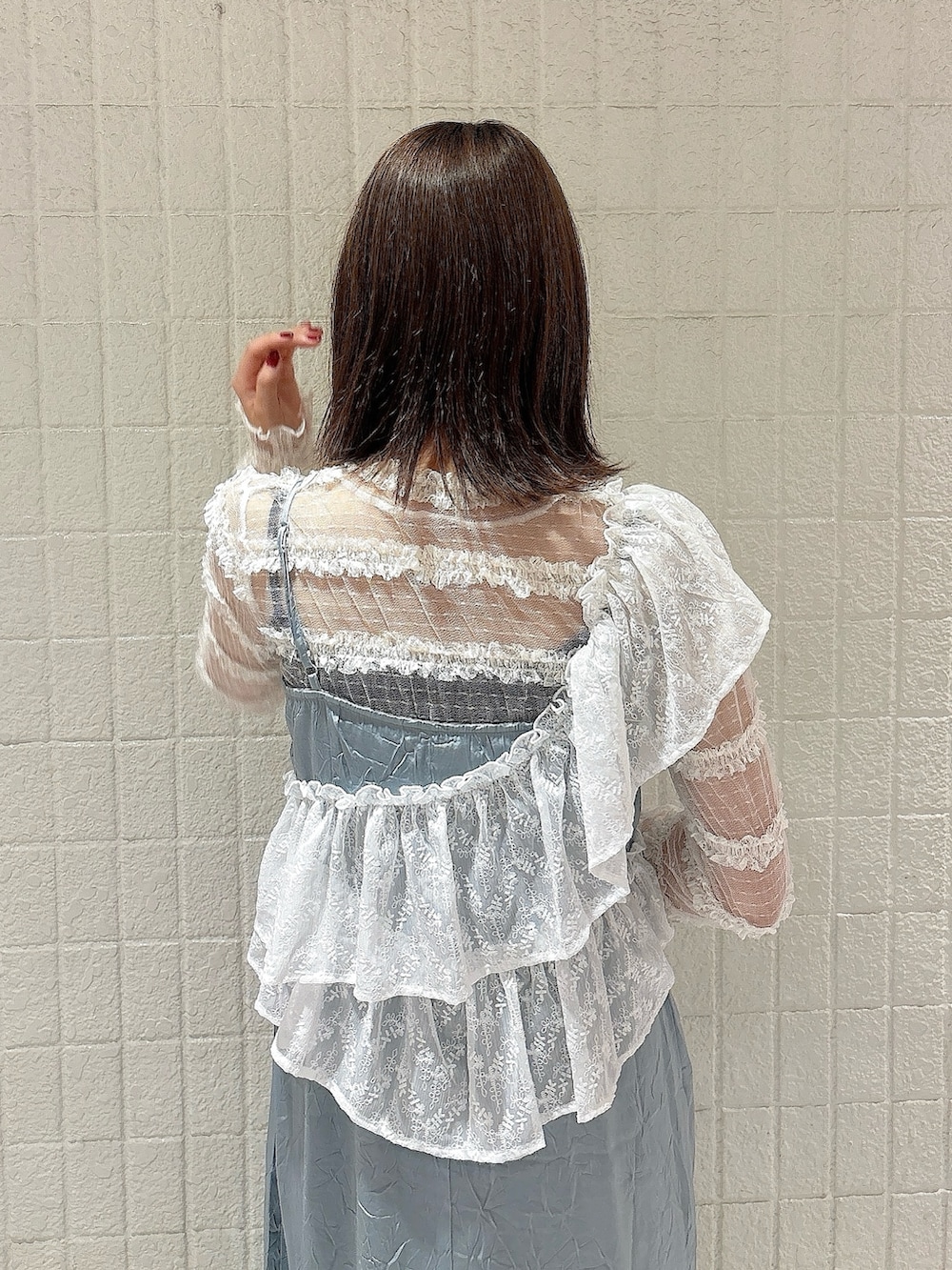 ブルー系のワンピース、ホワイト系のTシャツ/カットソー、ブラック系のバレエシューズを着用したレディースの夏コーディネートの4枚目の写真