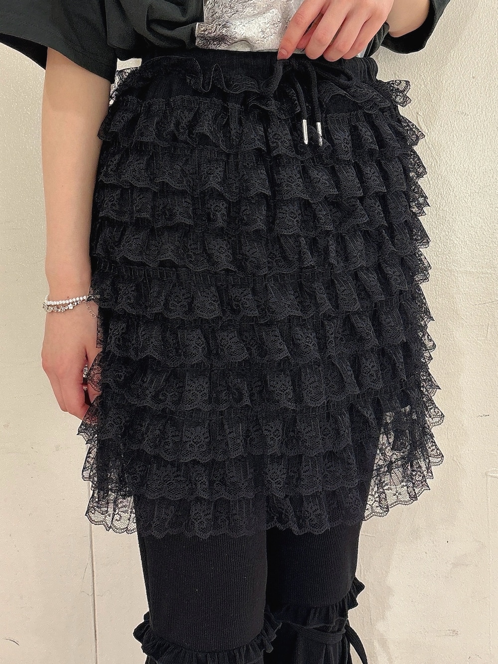 ブラック系のスカート、ブラック系のスウェットパンツ、ブラック系のサンダルを着用したレディースの夏コーディネートの5枚目の写真