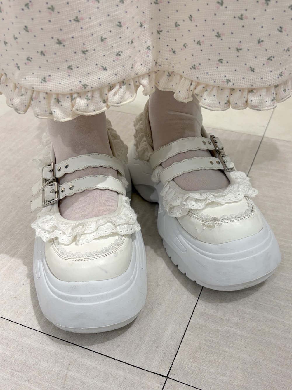 グリーン系のカーディガン/ボレロ、ホワイト系のスニーカー、ホワイト系のハンドバッグを着用したレディースの夏コーディネートの8枚目の写真