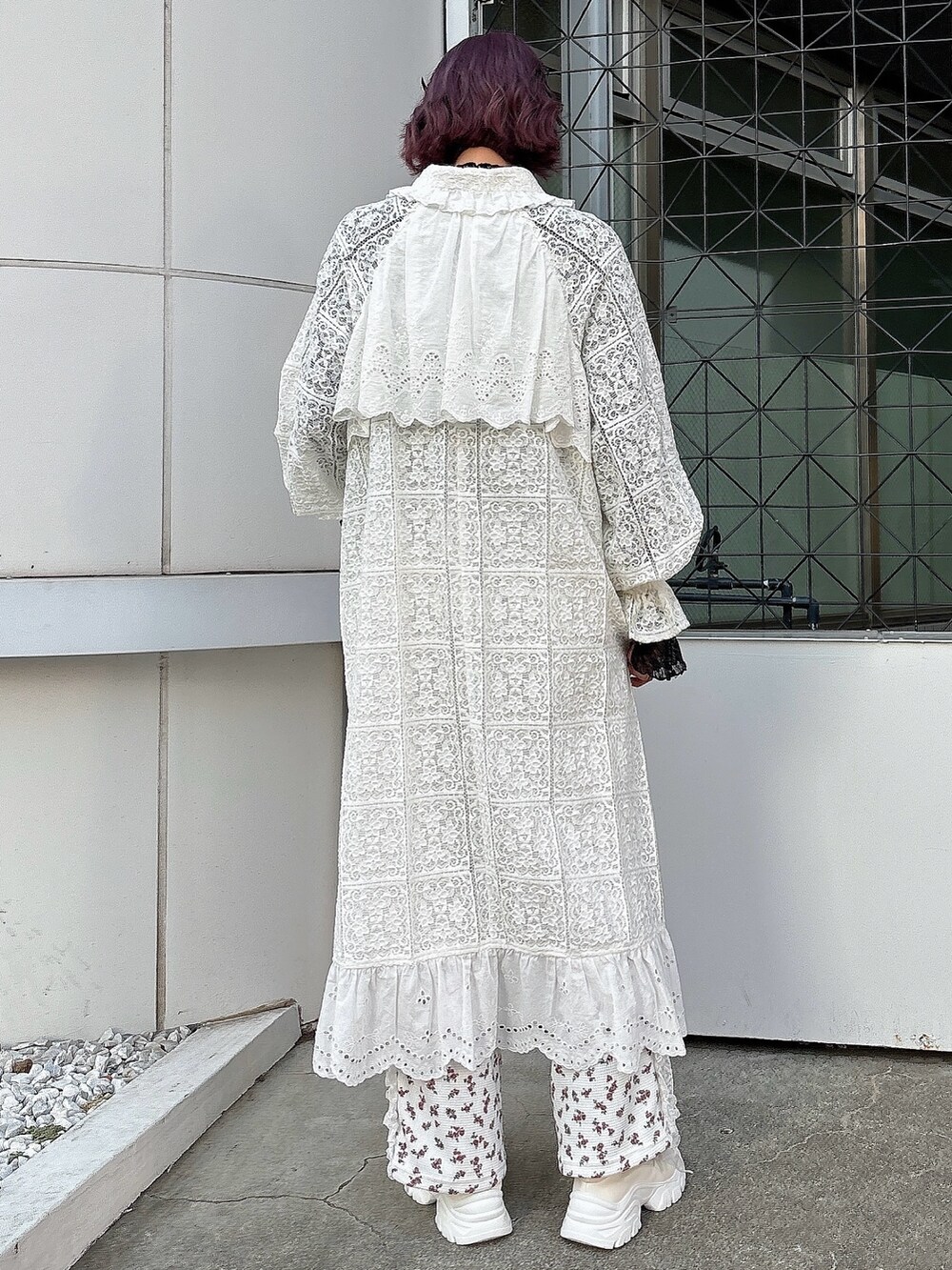 ホワイト系のトレンチコート、ブラック系のTシャツ/カットソー、レッド系のスウェットパンツを着用したレディースの春コーディネートの2枚目の写真