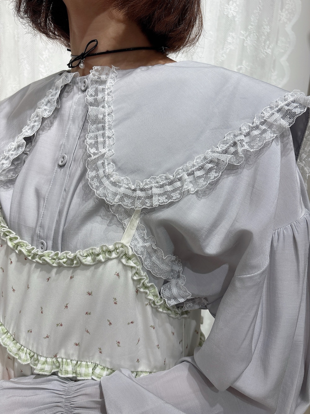 グリーン系のワンピース、ブルー系のシャツ/ブラウス、ホワイト系のサンダルを着用したレディースの春コーディネートの6枚目の写真