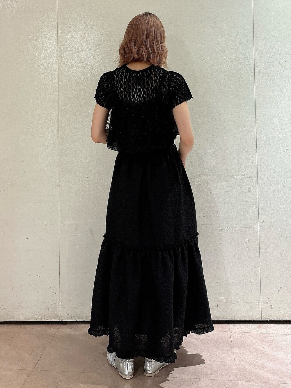 ブラック系のワンピース、ブラック系のキャミソール、シルバー系のバレエシューズを着用したレディースの夏コーディネートの2枚目の写真