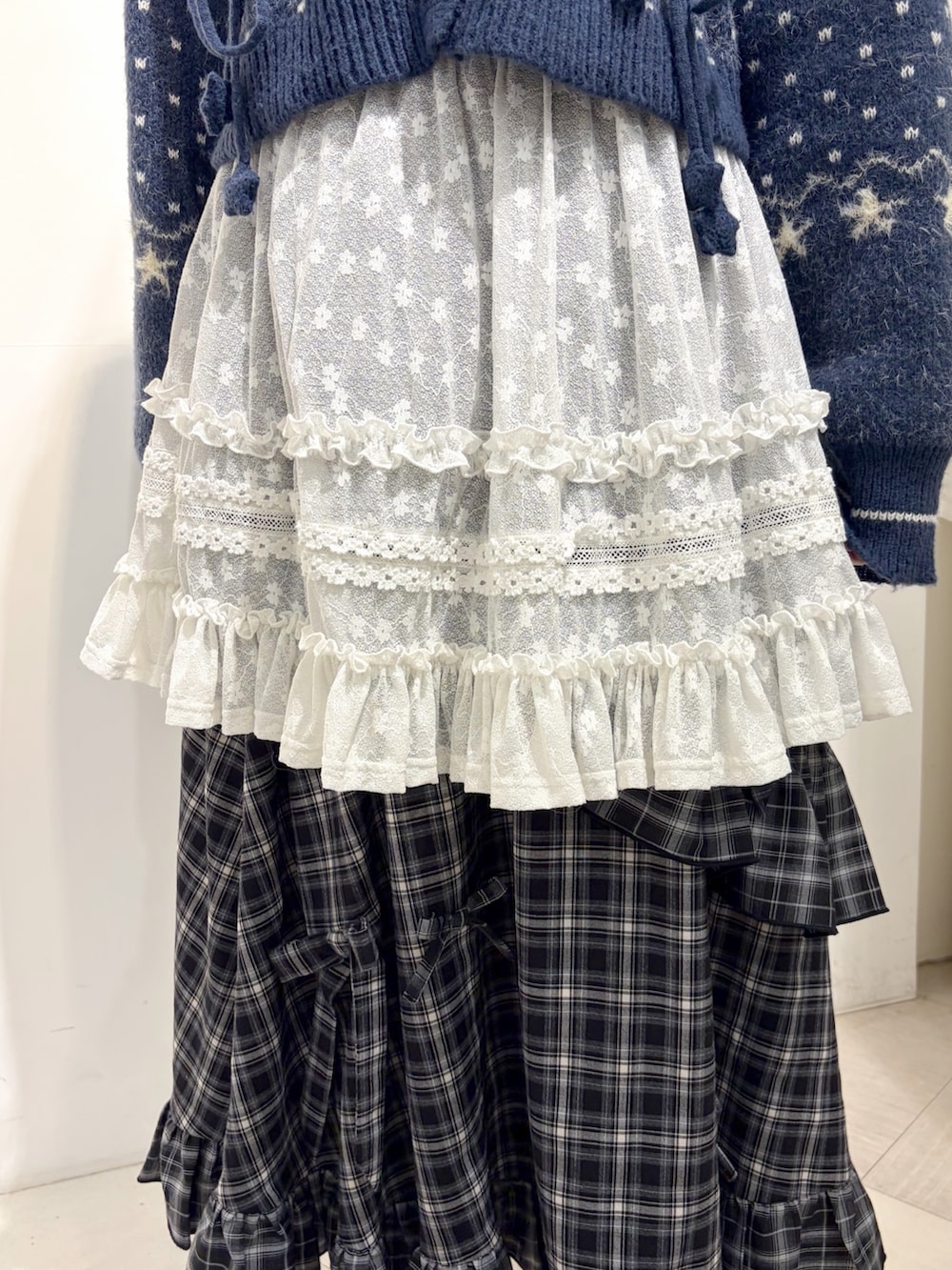 ホワイト系のTシャツ/カットソー、ブラック系のスカート、ホワイト系のスカートを着用したレディースの夏コーディネートの7枚目の写真