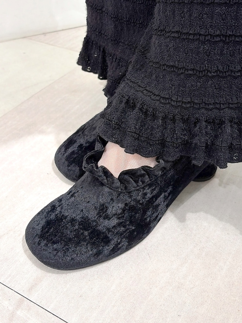 ブラウン系のブルゾン、ブラック系のスカート、ブラック系のその他パンツを着用したレディースの秋コーディネートの9枚目の写真