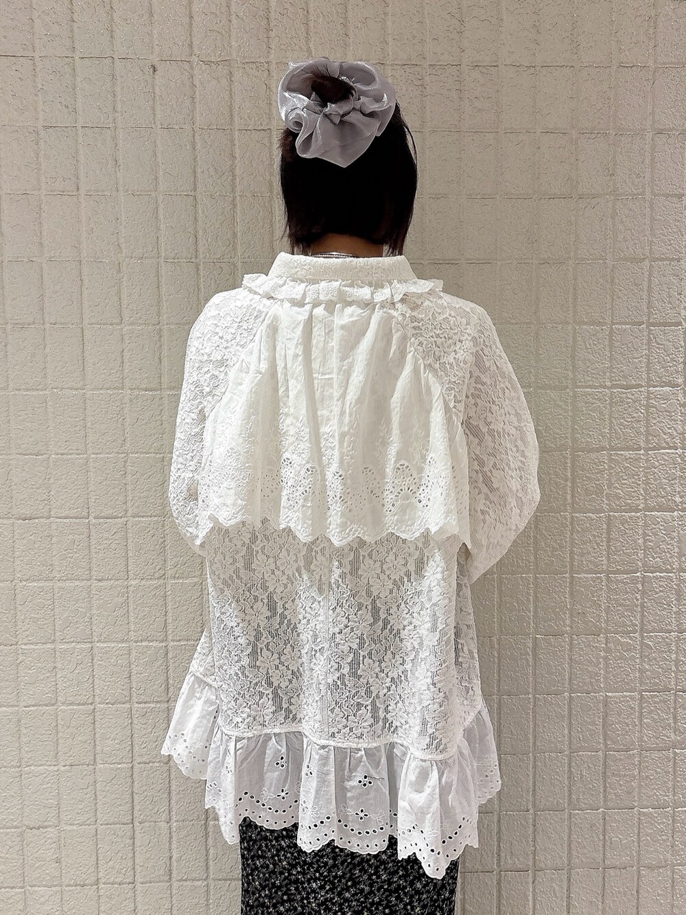 ホワイト系のテーラードジャケット、ホワイト系のTシャツ/カットソー、ブラック系のスカートを着用したレディースの春コーディネートの4枚目の写真