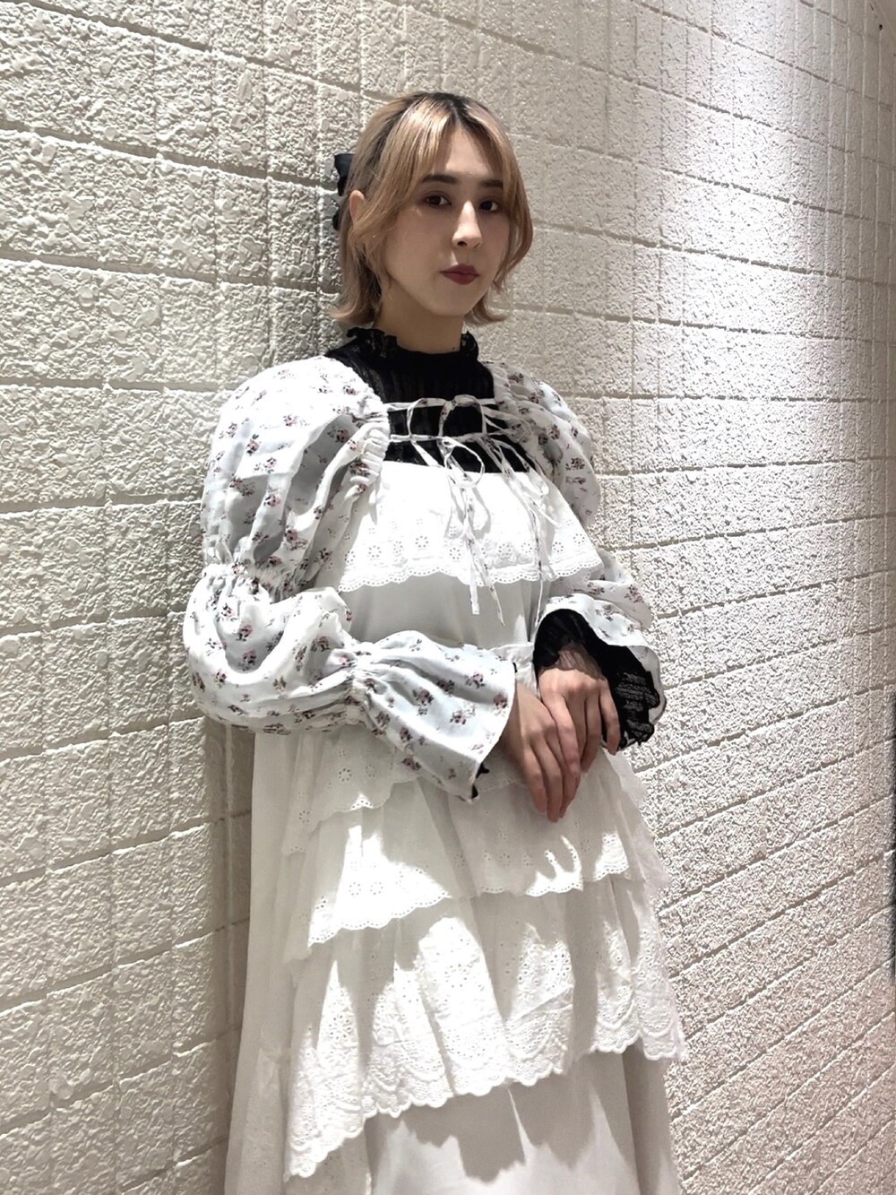 ホワイト系のワンピース、ホワイト系のカーディガン/ボレロ、ブラック系のTシャツ/カットソーを着用したレディースの春コーディネートの3枚目の写真