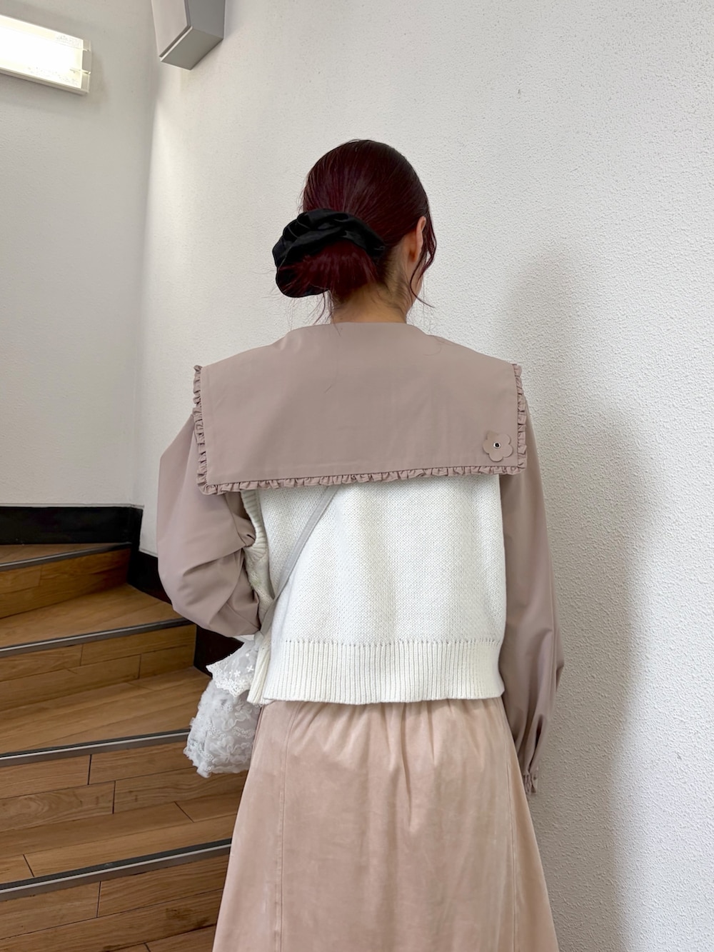 ベージュ系のシャツ/ブラウス、ホワイト系のベスト、ブルー系のハンドバッグを着用したレディースの夏コーディネートの5枚目の写真
