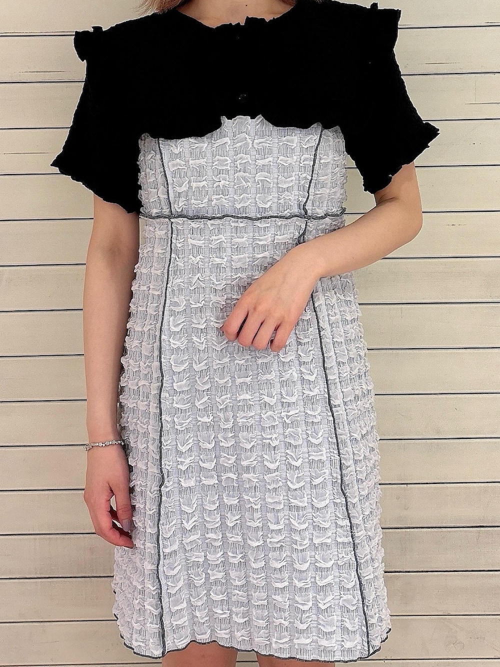 ブルー系のワンピース、ブラック系のシャツ/ブラウス、ブラック系のサンダルを着用したレディースの夏コーディネートの5枚目の写真