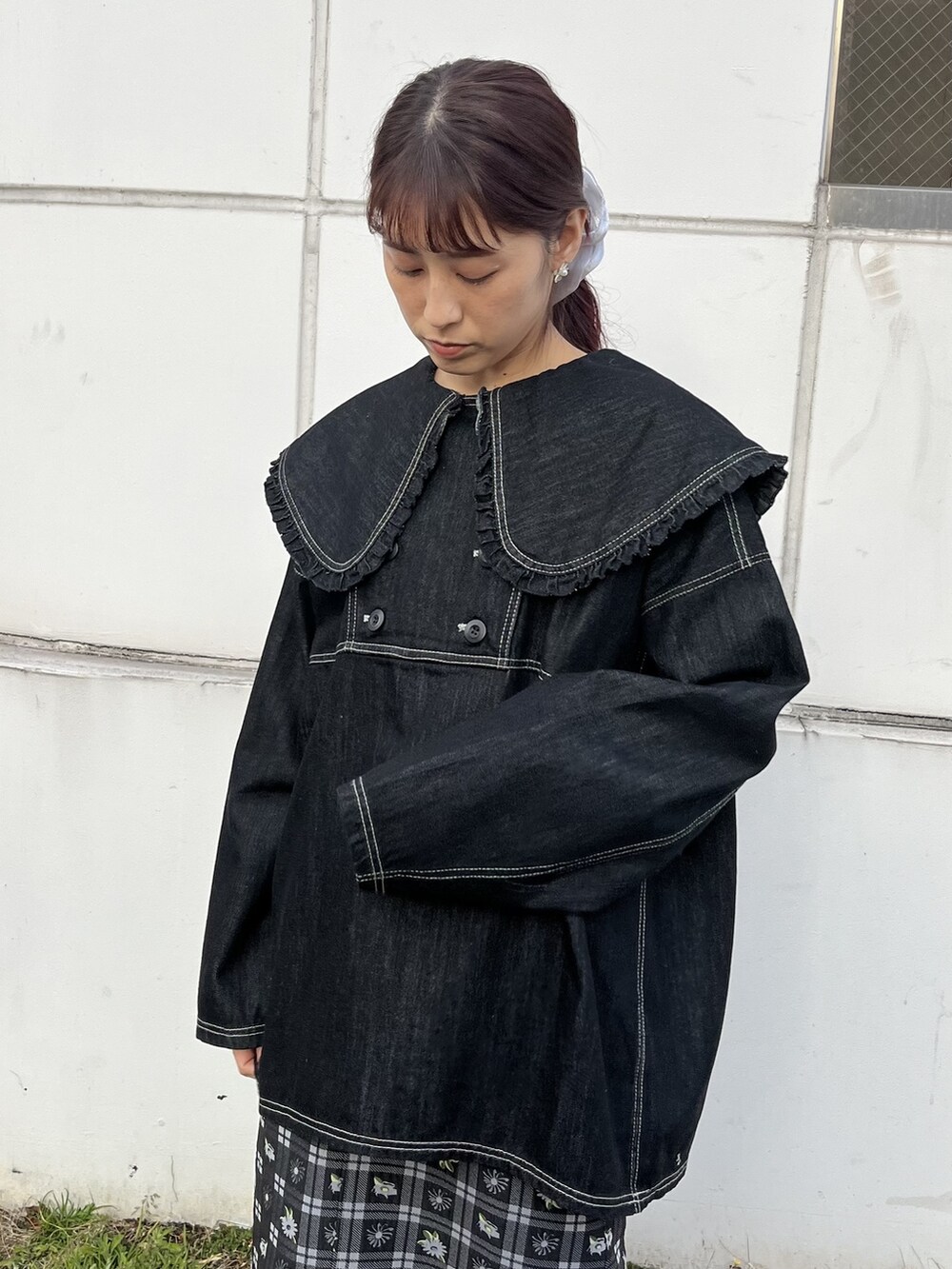 ブラック系のシャツ/ブラウス、ブルー系のスカート、ブラック系のパンプスを着用したレディースの冬コーディネートの2枚目の写真