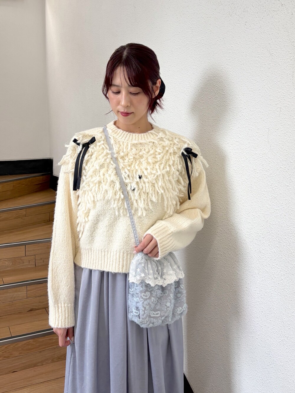 ホワイト系のニット/セーター、ブルー系のワンピース、ブルー系のハンドバッグを着用したレディースの夏コーディネートの3枚目の写真