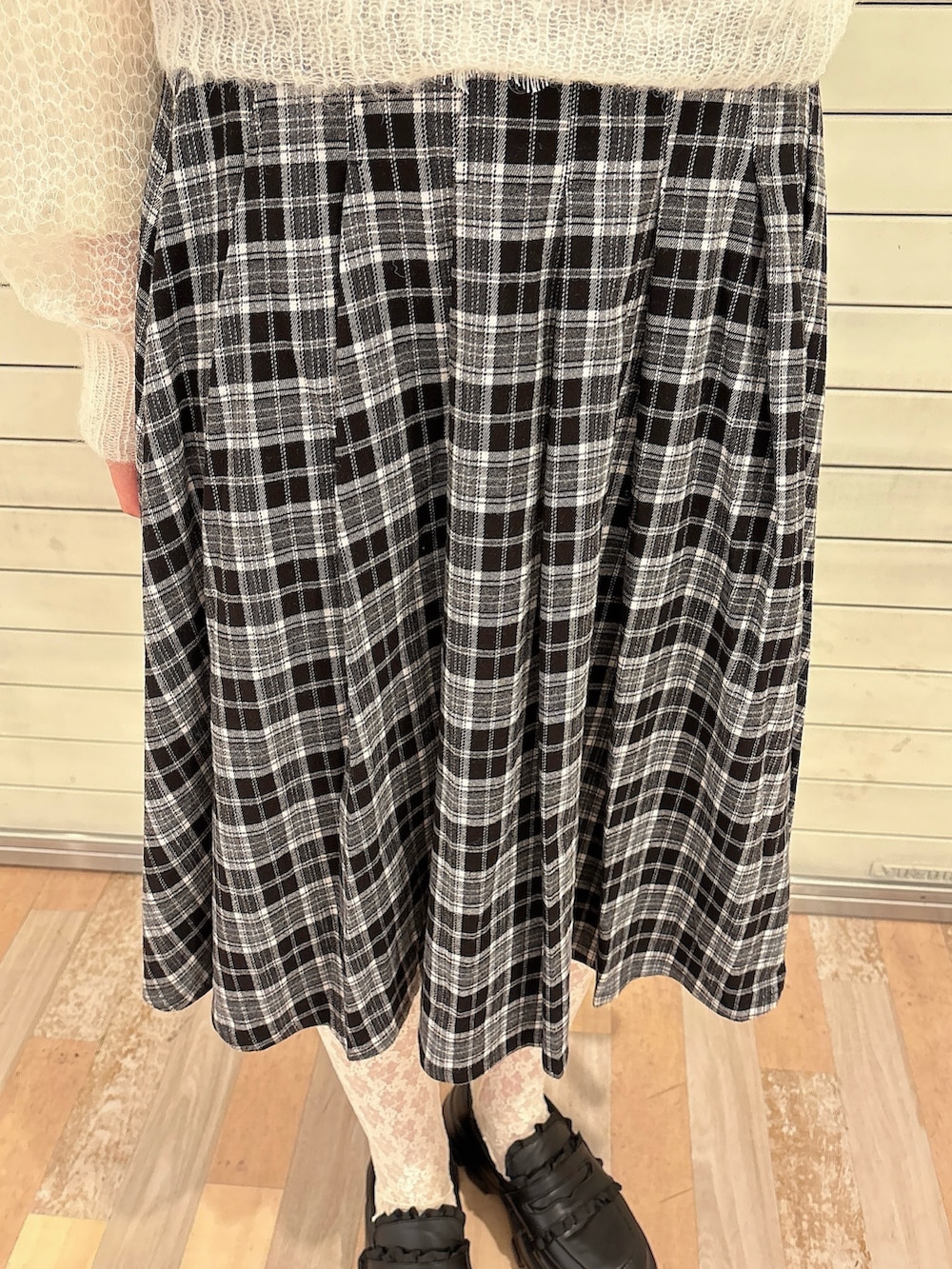 ホワイト系のニット/セーター、ブルー系のブルゾン、ホワイト系のニット/セーターを着用したレディースの冬コーディネートの8枚目の写真