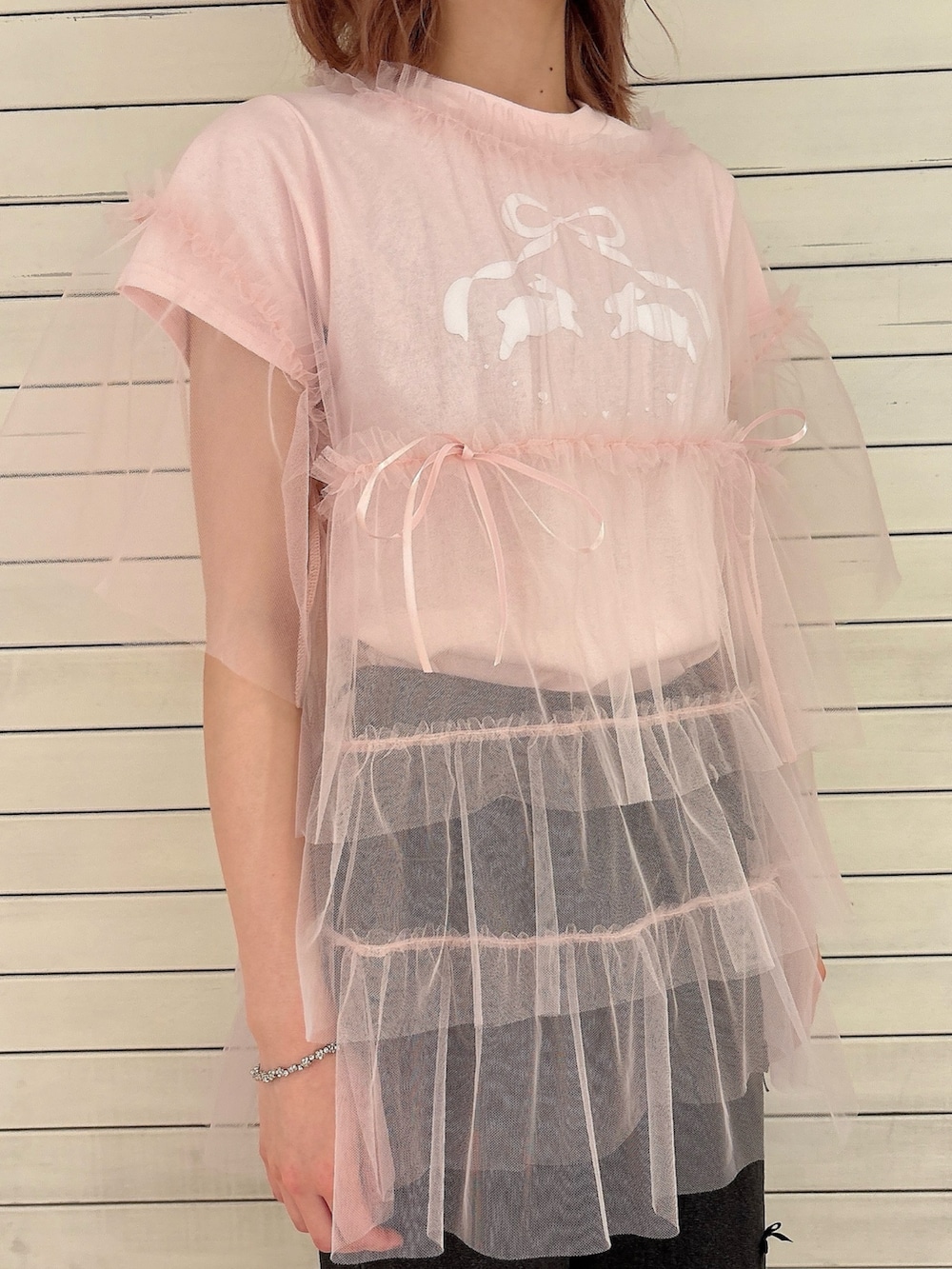 ピンク系のTシャツ/カットソー、ピンク系のTシャツ/カットソー、ブラック系のデニムパンツを着用したレディースの夏コーディネートの5枚目の写真