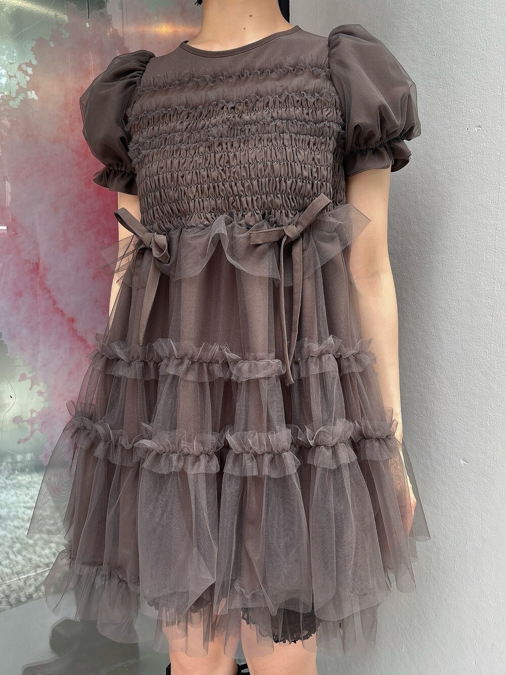 ブラウン系のワンピース、ブラウン系のブーツ、ブラック系のレギンス/スパッツを着用したレディースの夏コーディネートの5枚目の写真