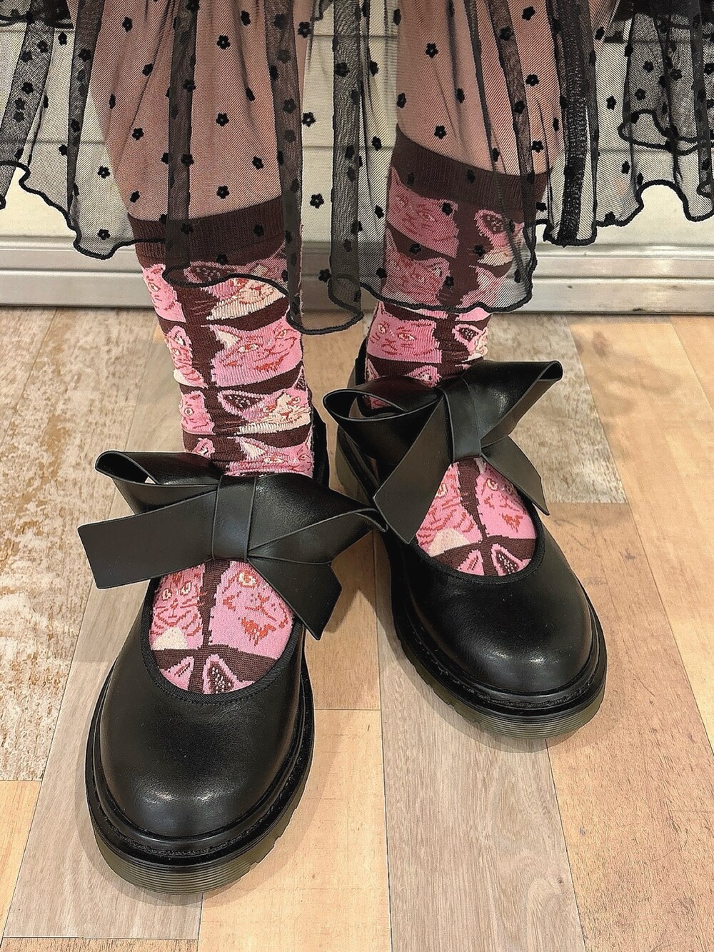 ブラック系のジャージ、ブラック系のワンピース、ブラック系のバレエシューズを着用したレディースの夏コーディネートの10枚目の写真