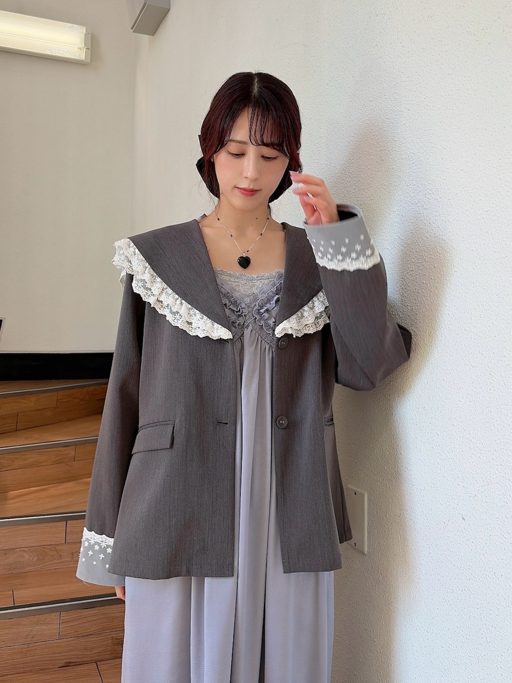 ブルー系のワンピース、ブラック系のパンプス、グレー系のテーラードジャケットを着用したレディースの春コーディネートの3枚目の写真