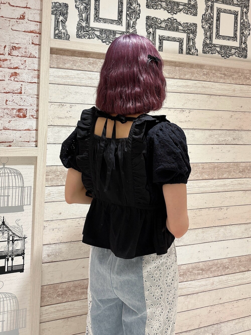 ブルー系のデニムパンツ、ブラック系のシャツ/ブラウスを着用したレディースの春コーディネートの4枚目の写真