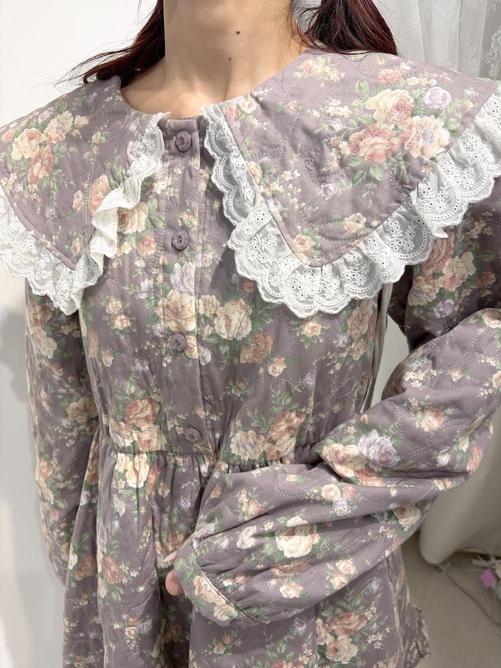 パープル系のワンピース、ホワイト系のその他パンツ、ピンク系のスニーカーを着用したレディースの夏コーディネートの5枚目の写真