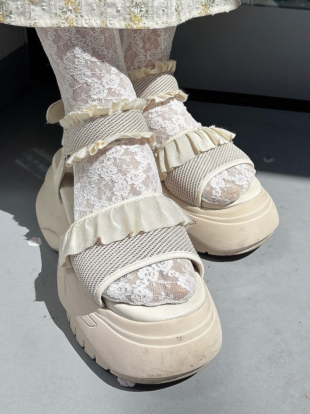 ホワイト系のシャツ/ブラウス、イエロー系のワンピース、ホワイト系のサンダルを着用したレディースの春コーディネートの6枚目の写真