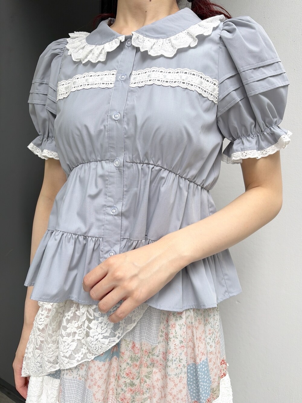 ブルー系のシャツ/ブラウス、ピンク系のスカート、ホワイト系のブーツを着用したレディースの夏コーディネートの5枚目の写真